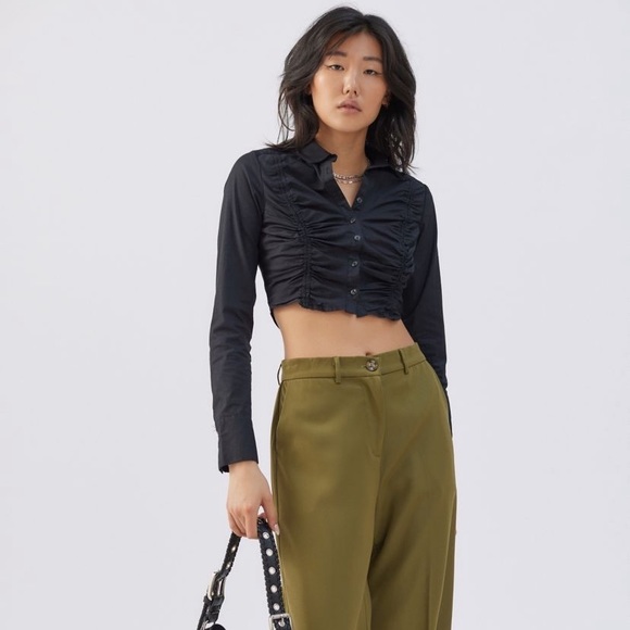Urban Outfitters Jolie Ruched Button Down Top NWT Size S - Black - Picture 3 of 9